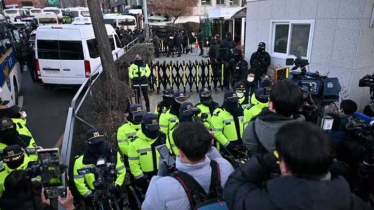 South Korea investigators in standoff to arrest President Yoon