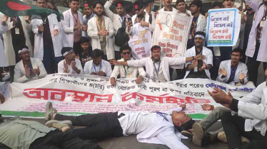 Trainee medical assistants block Shahbagh, demand upgrading to medical institute