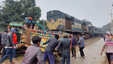 Five dead, three injured as train hits autorickshaw in Cumilla