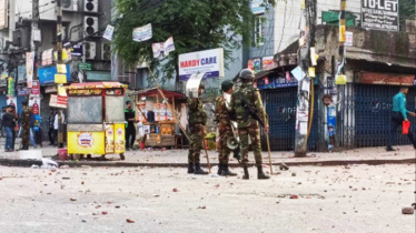 Roads blocked as students of Dhaka College City College clash in Science Lab area