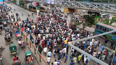 Students block Science Lab intersection disrupting traffic