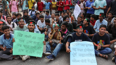 JnU students besiege Secretariat