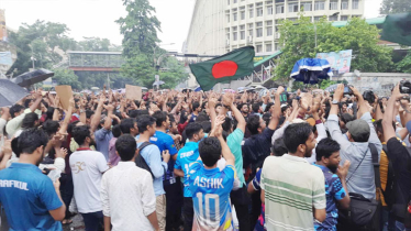 DU students block Shahbagh demanding cancellation of quota