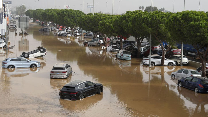 Heavy rains in Barcelona disrupt rail service.