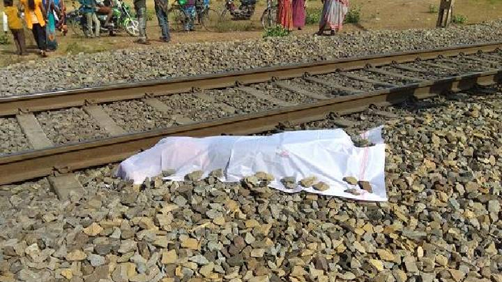 Elderly man crushed under train in Ctg