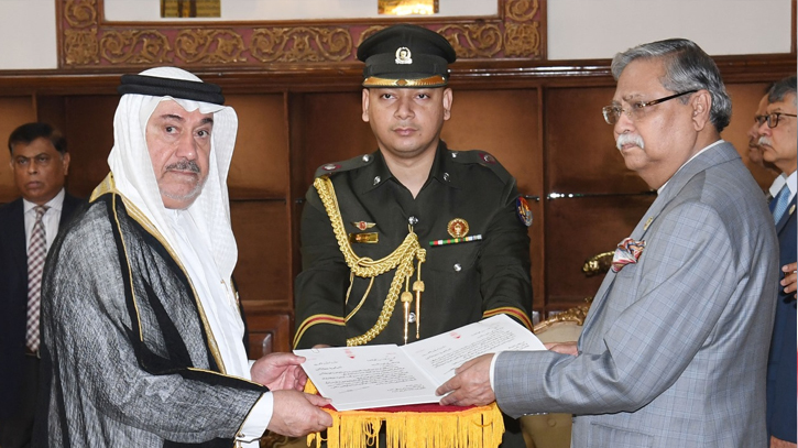 Ambassadors of Portugal, Bahrain present credentials to President