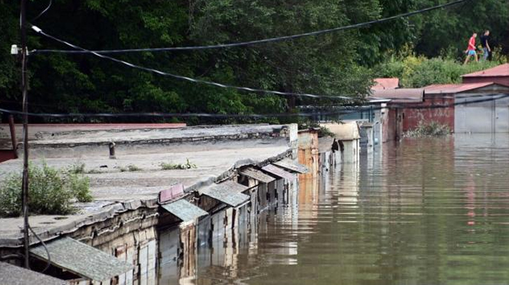 Russia evacuates over 4,000 people after dam burst