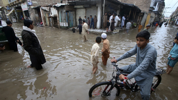 Lightning, downpours kill 41 people across Pakistan