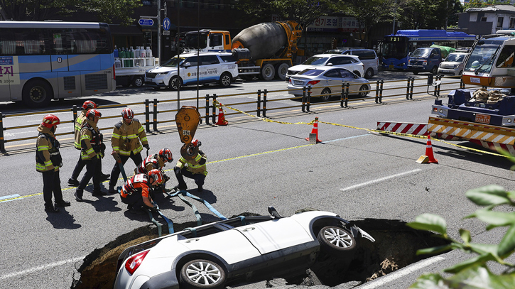 A sinkhole swallows an SUV in South Korea, injuring 2 people