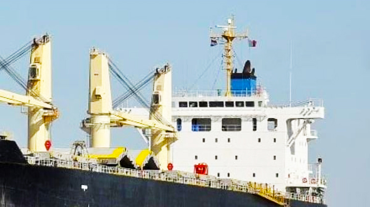 Pirates taking hijacked Bangladeshi ship to Somalia coast