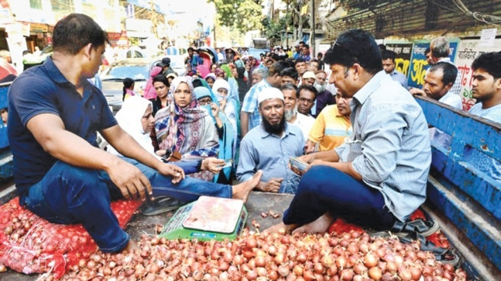 Ahsanul inaugurates sale operations of Indian imported onion