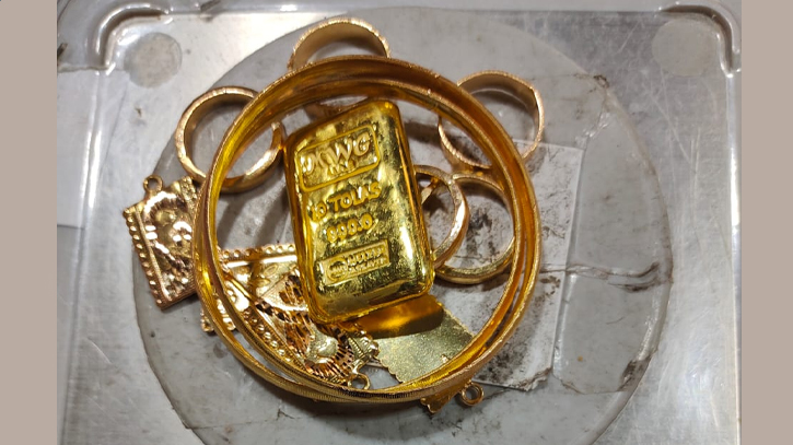 Man held with gold powder, bar at Chattogram airport