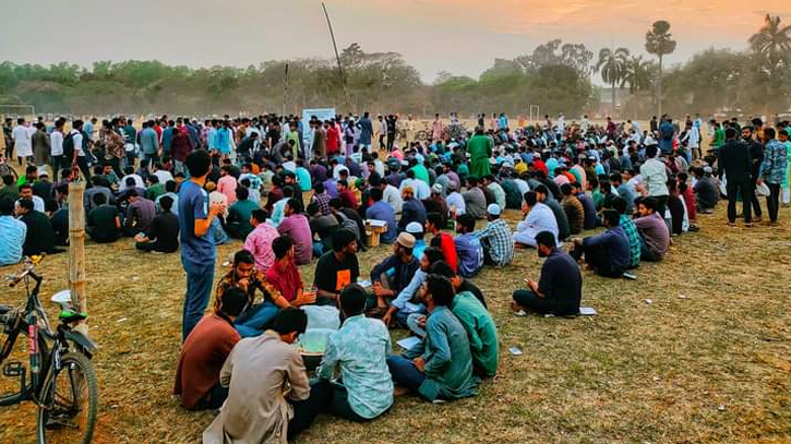 Silent protest held at JU against Iftar party ban at SUST, NUST