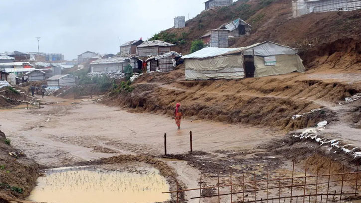 Landslide due to heavy rains: 2 die in Rohingya camp