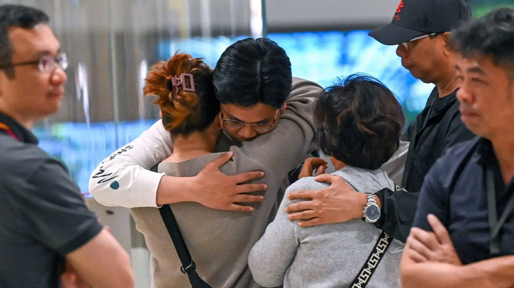 Relieved travellers land in Singapore after deadly turbulence