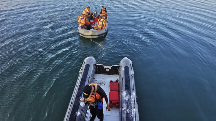 Two dead, 22 missing after Indonesia boat capsizes