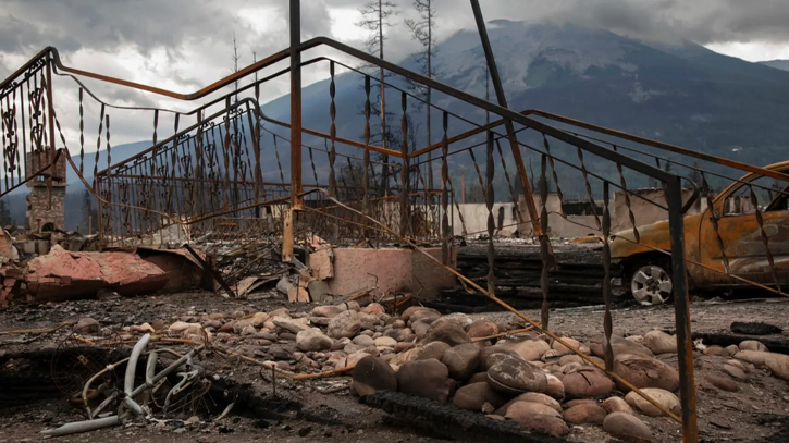 Thousands of wildfire evacuees return to Jasper, Canada