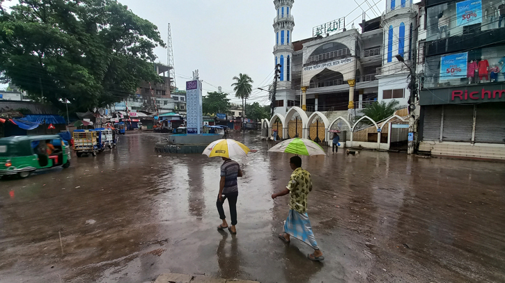 Heavy downpour batters life in Chandpur, 277 mm rains recorded