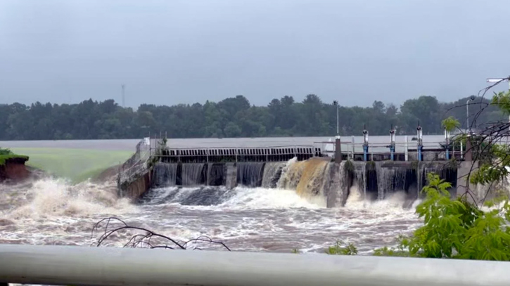 Dam breach triggers floods in central China