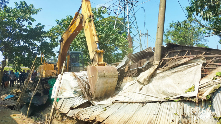 Railway evicts illegal structures at Chandanaish