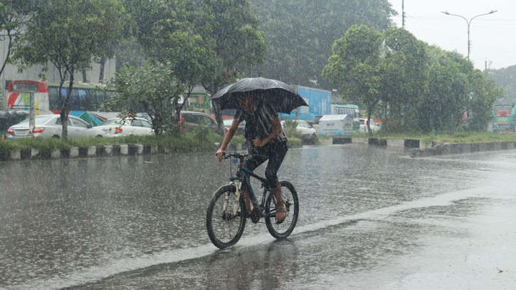 Commuters suffer as heavy rain inundates roads in Dhaka