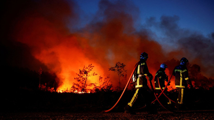 France wildfires force thousands to flee