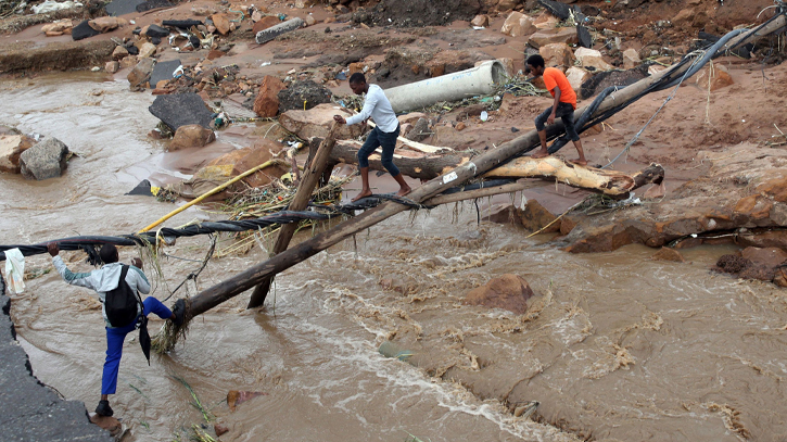 12 dead in South African flooding