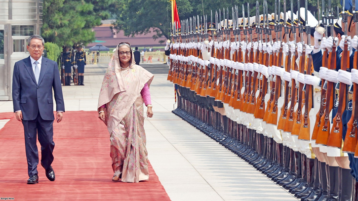 PM gets warm reception at Great Hall of People