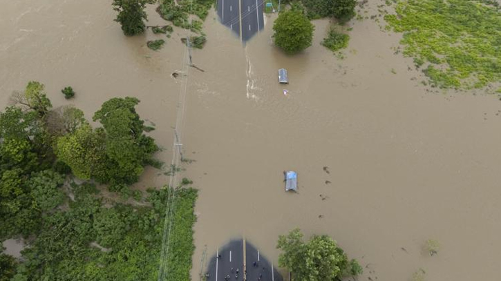 Hurricane Ernesto lashes Bermuda