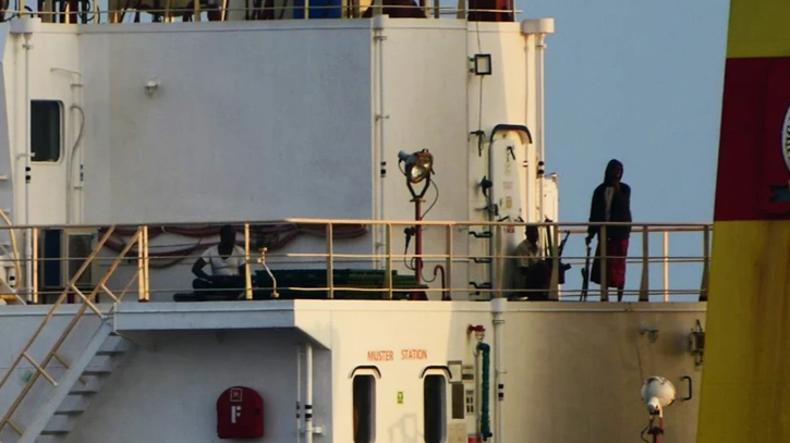 India’s navy takes control of bulk carrier hijacked by Somali pirates