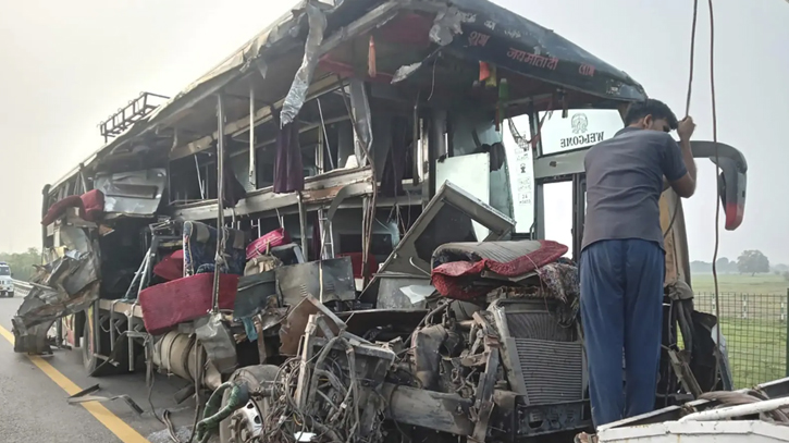 18 killed as bus rams tanker in India