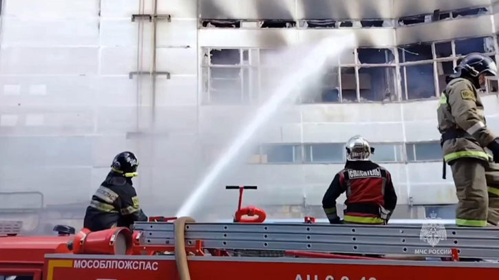 At least 2 dead as fire engulfs Russian office block