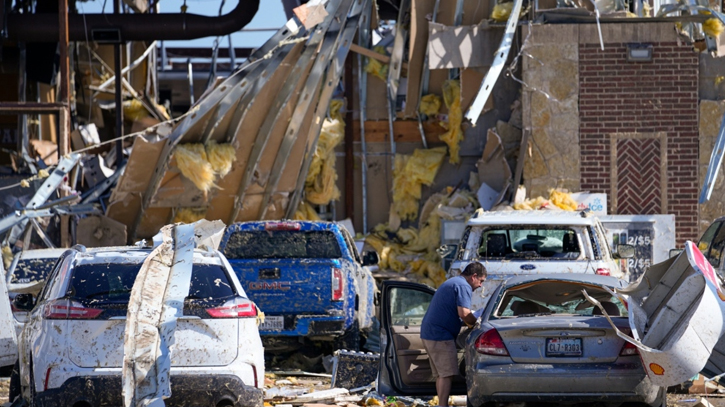 At least 15 dead in US tornadoes, storms