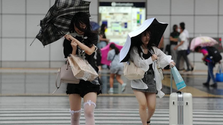 Typhoon Ampil veers away from Japan, allows transport to resume