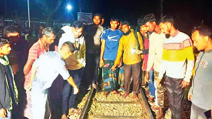 Four killed after being hit by train in Lalmonirhat