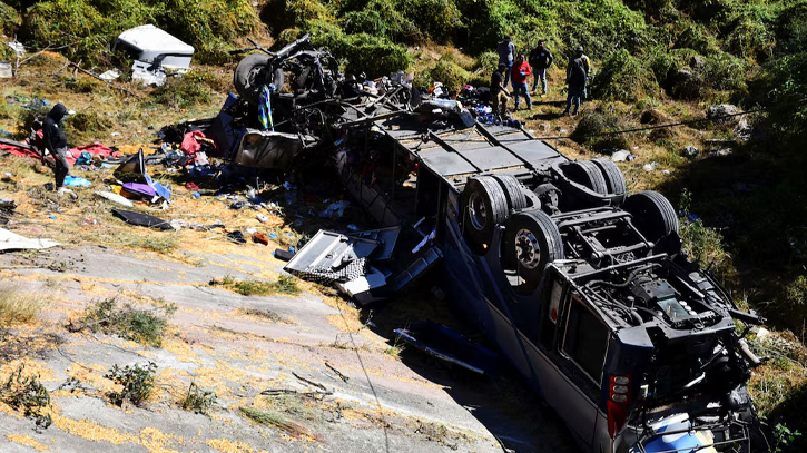 19 killed in northern Mexico truck-bus crash