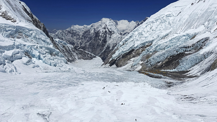 Kenyan climber dies on Everest, Nepali guide missing