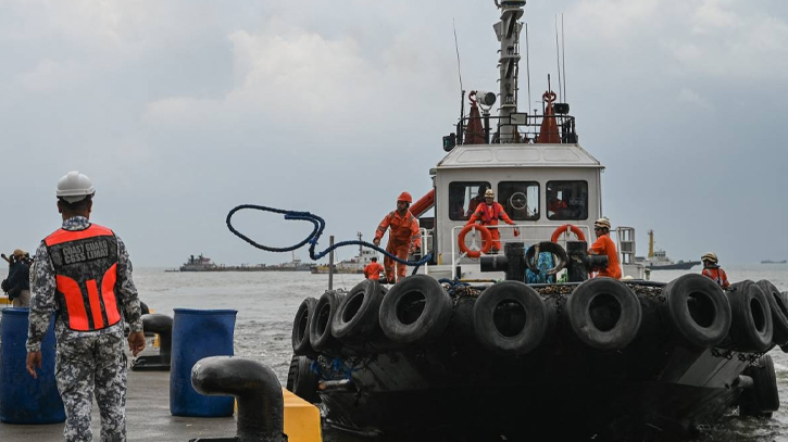 Divers attempt to reach sunken Philippine oil tanker