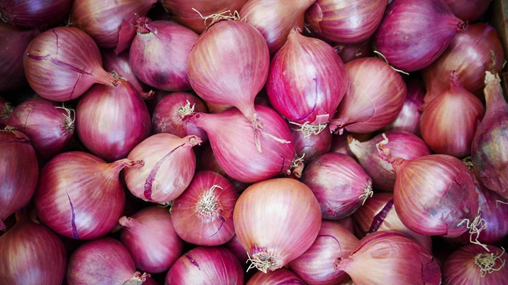 Onion prices fall by Tk30 per kg as seasonal supply rises in market