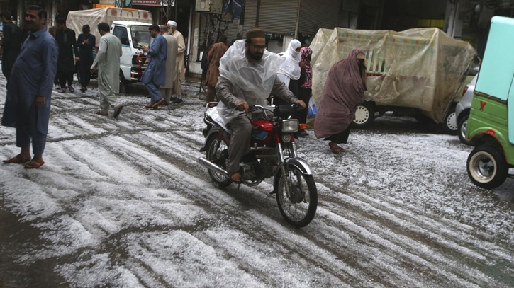 Heavy rains in northwestern Pakistan kill 8 people