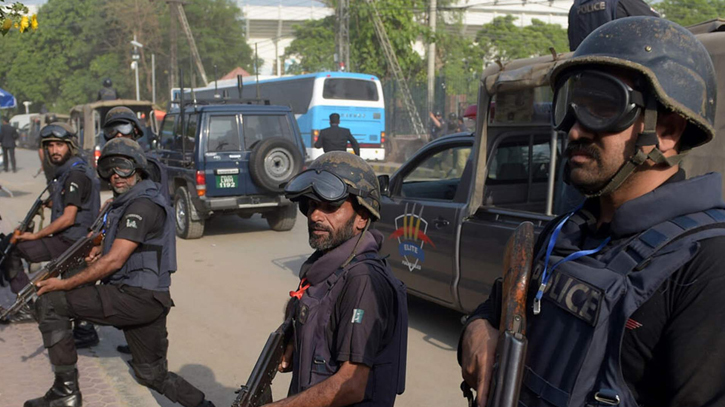 Gunmen kill 22 in Pakistan after stopping vehicles