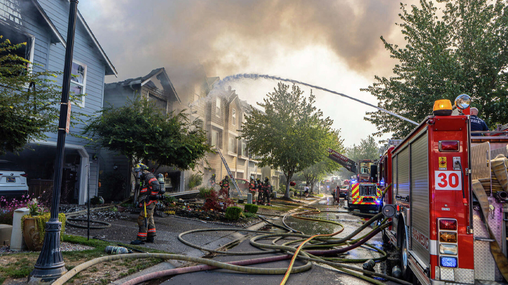 3 dead after small plane crashes into row of townhouses in Oregon