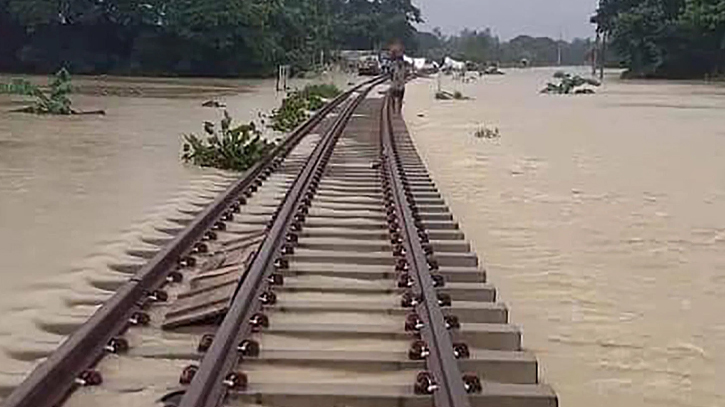 Flood halts Dhaka-Ctg rail link