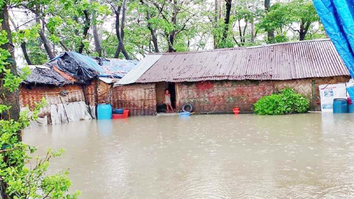 Sudden floods trap 2 lakh people in rising waters