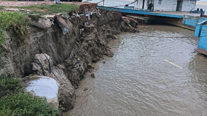 River erosion halts ferry movement at Daulatdia termina