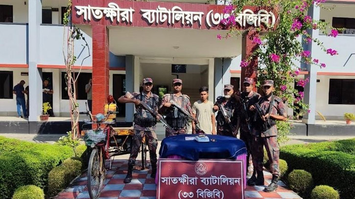 One held with six gold bars on Satkhira border