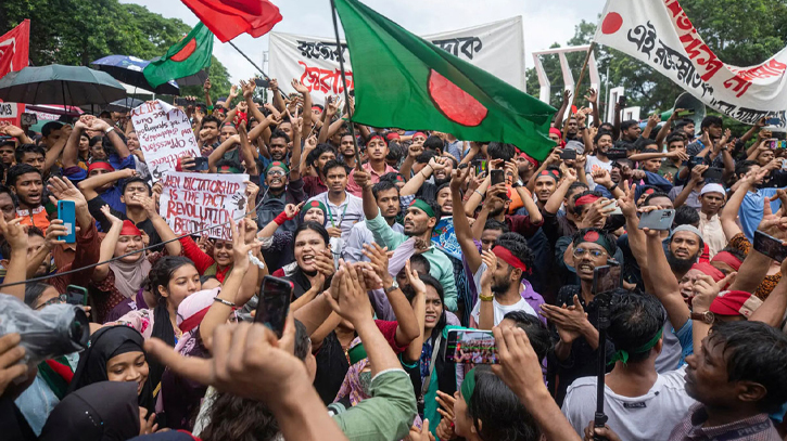 Thousands of people marching towards Shahbagh defying curfew