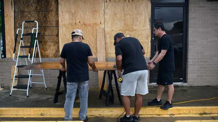 Texas hunkers down as storm Beryl approaches