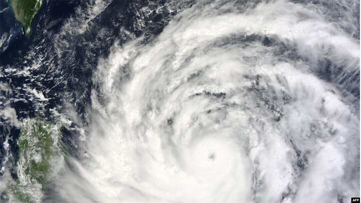 Thousands flee as Typhoon Usagi hits north of Philippines