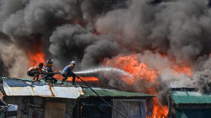 Fire rips through slum area in Philippine capital